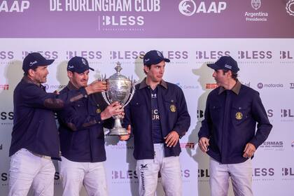 Curioso gesto de Adolfo "Poroto" Cambiaso a Juanma Nero en el podio de Hurlingham, con The Ayrshire Cup en manos del equipo que la levantó por vez número 12: La Dolfina.