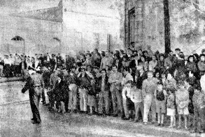 Curiosos frente a la casa