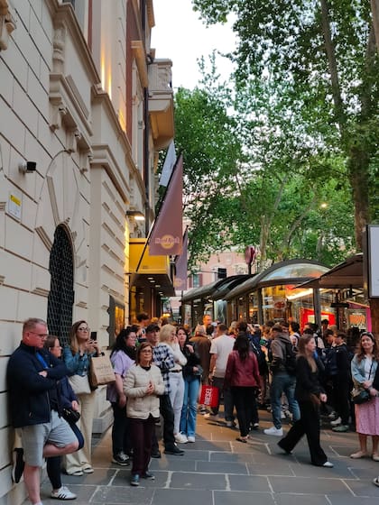 Curiosos que miran la llegada de Milei en la Via Veneto