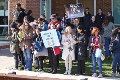 Curiosos y seguidores de Johnny Depp y Amber Heard esperan por la llegada de los actores en el primer día del juicio entre ambos, en Fairfax, Virginia