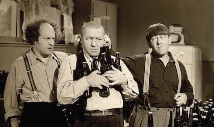 Curly, en el centro, con Larry y Moe en una escena de Los Tres Chiflados