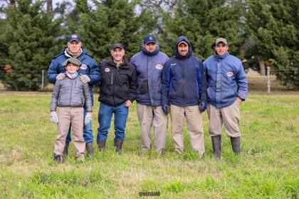 Curone con su grupo de trabajo de la cabaña