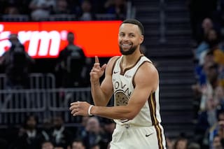 Curry anota 17 puntos y logra 2 jugadas de 4 unidades; Warriors vencen a Kings