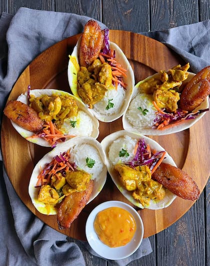 Curry con plátano y arroz, ensalada y repollo, sobre tortillas en Dominica.