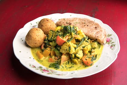 Curry de vegetales con vadas y chapatis.