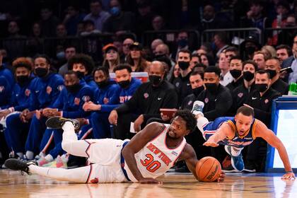 Curry es considerado el mejor tirador de la historia, y lo suyo no es la defensa; esta imagen no es común en el número 30 de Golden State.