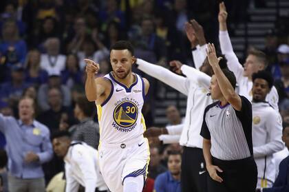 Curry fue la figura de Golden State en la primera jornada de la NBA