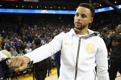 Curry y su anillo: los campeones debutaron con triunfo en la NBA