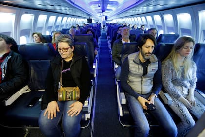 Para los pasajeros más temerosos, los especialistas aconsejan ubicarse en línea con las alas del avión