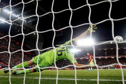 El remate cruzado de Curtis Jones, imposible para el arquero Emiliano Martínez; Liverpool y Arsenal protagonizaron un partido para la historia