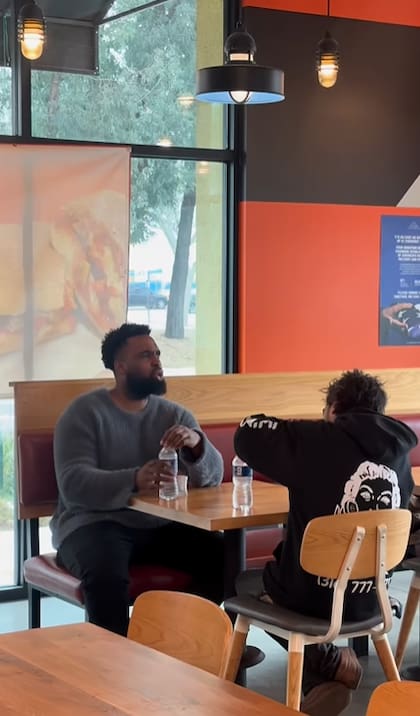 Curtis Lee lleva a comer pizza a su amigo Tylor Chase (Instagram @daniel_curtis_lee)