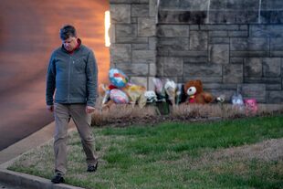 Curtis McDowell, que vive cerca de la escuela Covenant, se aleja después de colocar flores frente a la entrada de la escuela en Nashville, Tennessee, el lunes 27 de marzo de 2023.