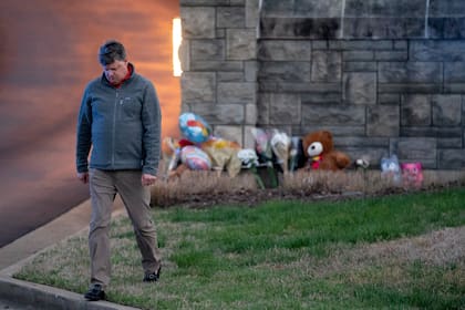 Curtis McDowell, que vive cerca de la escuela Covenant, se aleja después de colocar flores frente a la entrada de la escuela en Nashville, Tennessee, el lunes 27 de marzo de 2023.