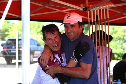 Curtis Pilot es abrazado en los palenques; el patrón oriundo de Alabama ganó el Abierto de Jockey, horas antes de volar de regreso a Estados Unidos.