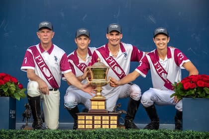 Curtis Pilot, Mackenzie Weisz, Castagnola y Lorenzo Chavanne con la Copa de Oro de la USPA; el patrón y Camilo tienen una comunicación limitada por no hablar el idioma del otro, pero eso no afectó el rendimiento del equipo.