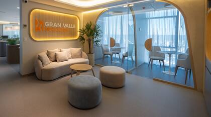 Curvas, texturas nuevas y funcionales, pero elegantes, colores pasteles, elementos de diseño, mucha vegetación natural como parte del espacio laboral (escritorios) son algunas de las novedades que pueden verse en Gran Valle Negocios SA, una desarrolladora inmobiliaria de Neuquén Capital.