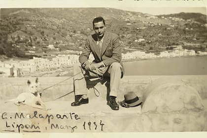 Curzio Malaparte en la isla siciliana de Lipari, adonde pasó deportado cinco años en tiempos de Mussolini