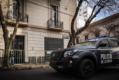 Custodia policial delante del edificio donde se encuentra Cristina Kirchner