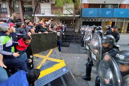 Custodia policial durante la manifestación en apoyo a la vicepresidenta Cristina Fernández de Kirchner.