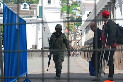 Custodia policial en el palacio de gobierno de Quito