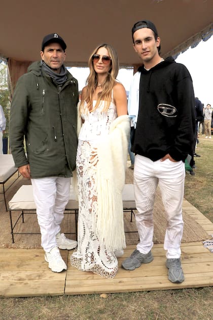 Custodiada por sus hombres, María Vázquez impactó con un conjunto de top y falda calada de Javier Saiach al que le sumó un chal de lana.