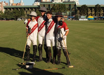 Custodio Eleno, Matías
Mac Donough, Martín Podestá y Fermín Mac Donough
levantaron la copa con los colores de La Irenita.