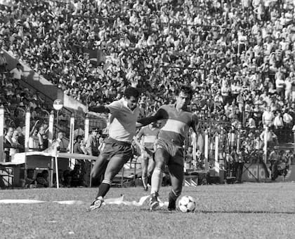 Custódio Mendes en disputa con José Luis "Tata" Brown, en un Boca vs. Temperley de 1985, en la cancha de Huracán