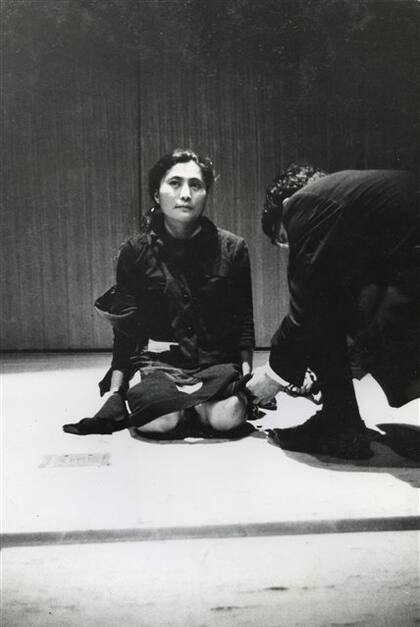 Cut Piece: en 1964, Yoko invitó al público a que cortara su ropa con tijeras