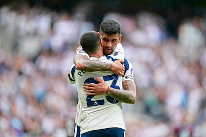 Cuti Romero se abraza con su compañero Pedro Porro durante el partido del último sábado, cuando Tottenham debutó en la Premier League con un 3-0 sobre Burnley