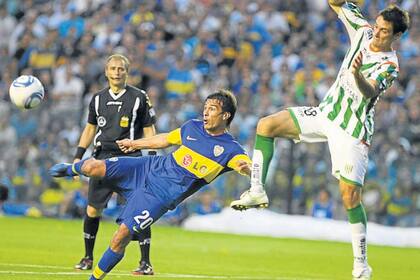 En Boca, justamente ante Banfield: Cvitanich, a punto de impactar una volea que terminará en el 2-0