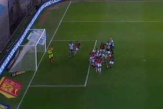 Polémica. Por qué no anularon el gol de Racing y el reclamo del Pulga Rodríguez