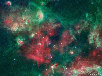Cygnus X es una zona en el Universo llena de agitación, explosiones y vida. Una nube de gas y polvo que ilumina el firmamento, ubicada en la constelación El Cisne. La imagen se la debemos al telescopio de infrarrojos Spitzer