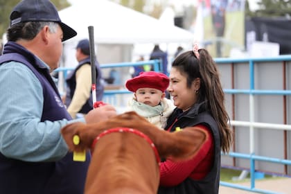 Cyndi Gimenez junto a su pequeño hijo en la previa a la jura de la Exposición Nacional Angus de Primavera, en Olavarría