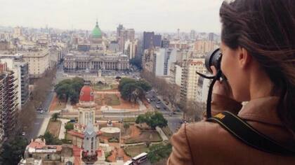Cynthia aconseja recorrer la ciudad tal como si se estuviera de viaje