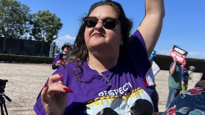 Cynthia Carranza protesta junto con otros empleados de Disneyland fuera del parque.