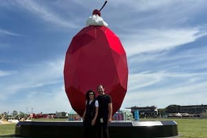 Cynthia Cohen con su obra y Diego Finkelstein, productor de Lollapalooza