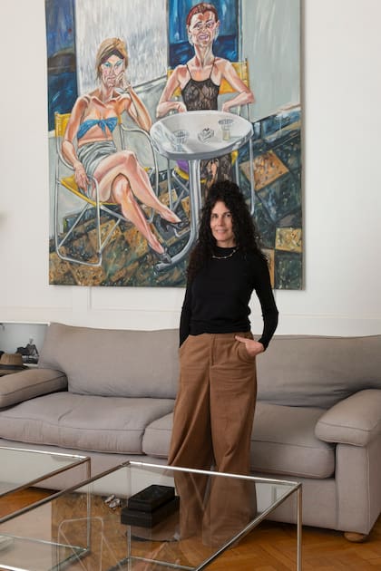 Cynthia, delante de una obra de Marcia Schvartz, a quien considera su maestra.