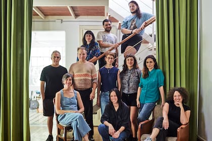 Cynthia Edul, a la derecha de la foto grupal, junto a los directores y coreógrafos que forman parte de la programación de este año