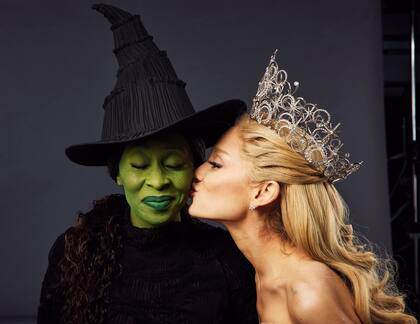 Cynthia Erivo como Elphaba y Ariana grande como Galinda para Wicked (Wicked Movie)