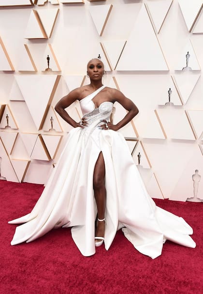 Cynthia Erivo, con un diseño que emulaba la forma de una flor