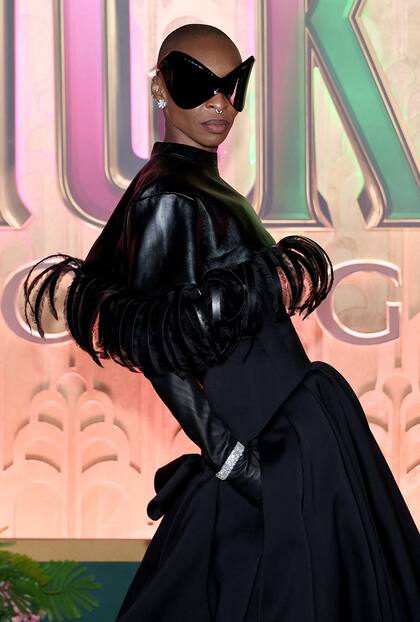 Cynthia Erivo optó por un look personalizado de Balenciaga que no pasó desapercibido. La estrella del film lució un diseño negro escultórico de cuero con detalles en plumas que combinó con guantes y unos lentes de sol tipo máscara