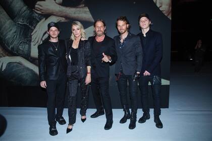 Cynthia Kern (lució un “traje de luces” y stilettos de vértigo) y Federico Bonomi junto a sus hijos, Mika, Luca y Luiggi. Fiona vio el desfile homenaje por streaming ya que está viviendo en Madrid,
donde hace un curso de marketing.