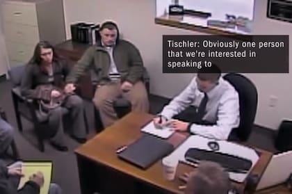 Cyrus declara ante la policía el mismo día del crimen de su hijo, y la acompaña John Jones, policía y exnovio de la mujer