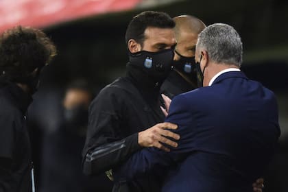 Muy reciente, el saludo entre Lionel y Gustavo Alfaro, DT de Ecuador