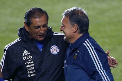 Ramon Díaz (en Paraguay) y el saludo con el Tata Martino, entonces DT de Argentina