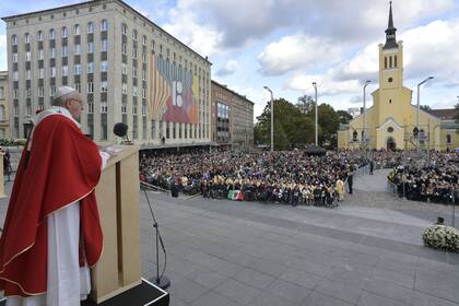 El Papa concluyó su gira por los países bálticos en Tallin y emprendió el regreso al Vaticano