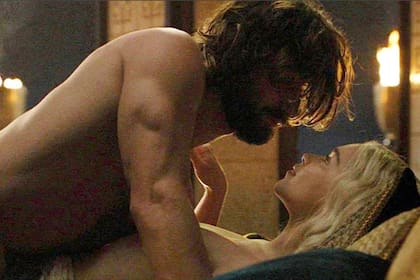 Daario Naharis y Daenerys Targaryen, en una de las muchas escenas de sexo de Game of Thrones