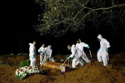 Dada la demanda de entierros en Brasil, las sepulturas también se realizan de noche