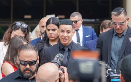 Daddy Yankee habla con la prensa a su salida del Centro Judicial de Puerto Rico el 20 de diciembre de 2024 en San Juan.