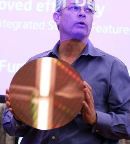 Dadi Perlmutter, vicepresidente de Intel, muestra una placa de silicio con microprocesadores de 22 nanómetros